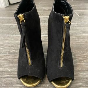 Black and gold heels! Size 8.5